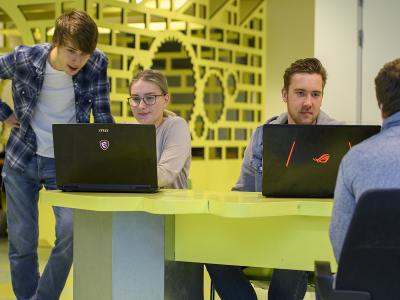 studenten achter gaming laptop Apeldoorn