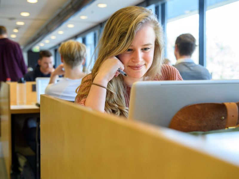 studente kijkt op haar laptop