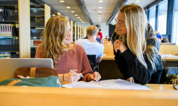 Twee studentes in de Maastricht Library