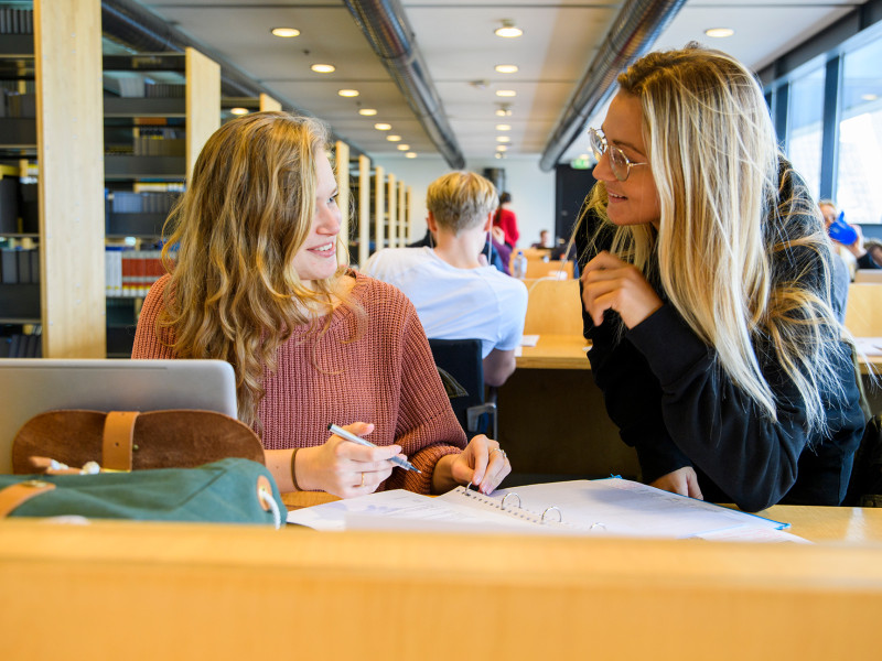 Twee studentes in de Maastricht Library