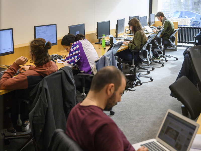 studenten studeren in de Maastricht Library