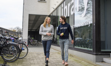 studenten in de buitenlucht voor Maastricht University