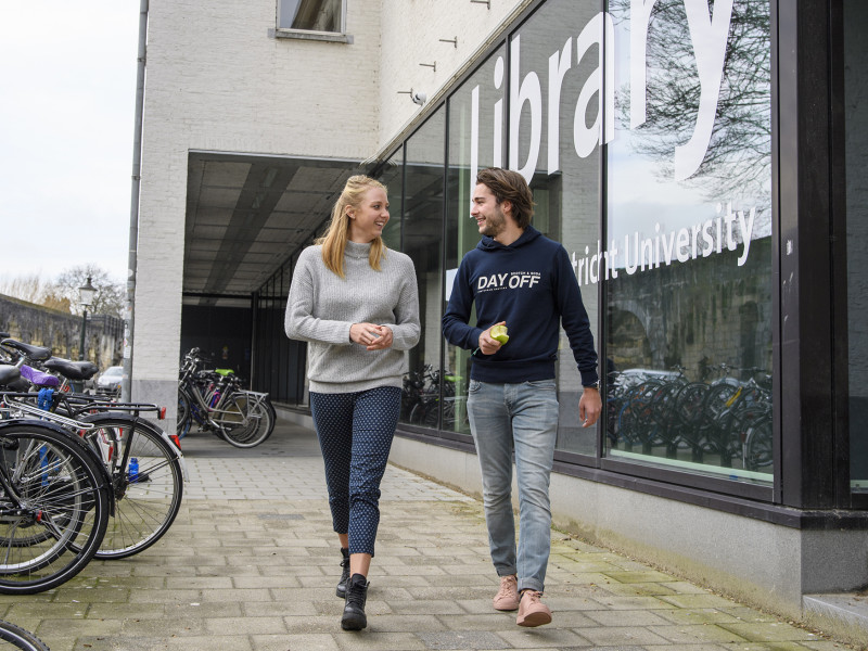 studenten in de buitenlucht voor Maastricht University