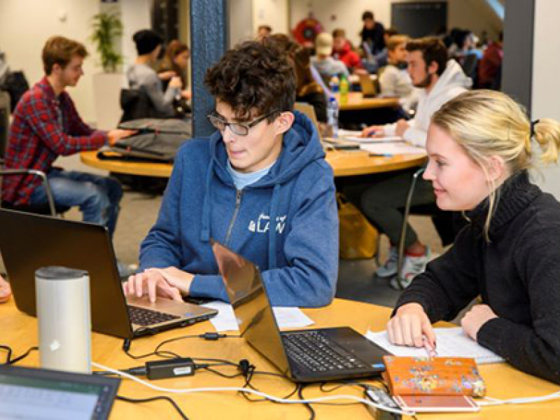 Maastricht bibliotheek met studerende studenten