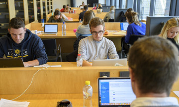 studenten in de bibliotheek van Maastricht University
