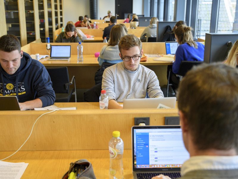 Studenten in open studiezaal bezig met hun werk