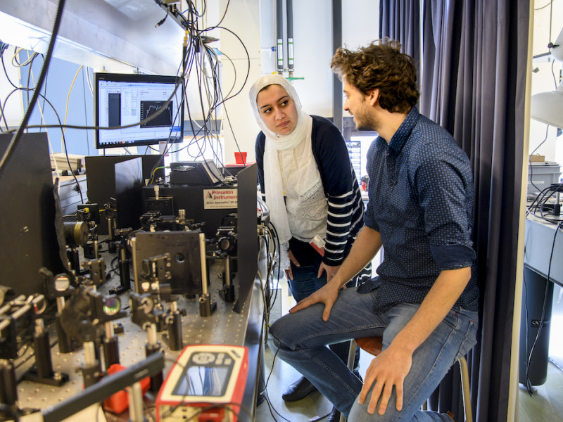 Twee onderzoekers aan het werk in het lab