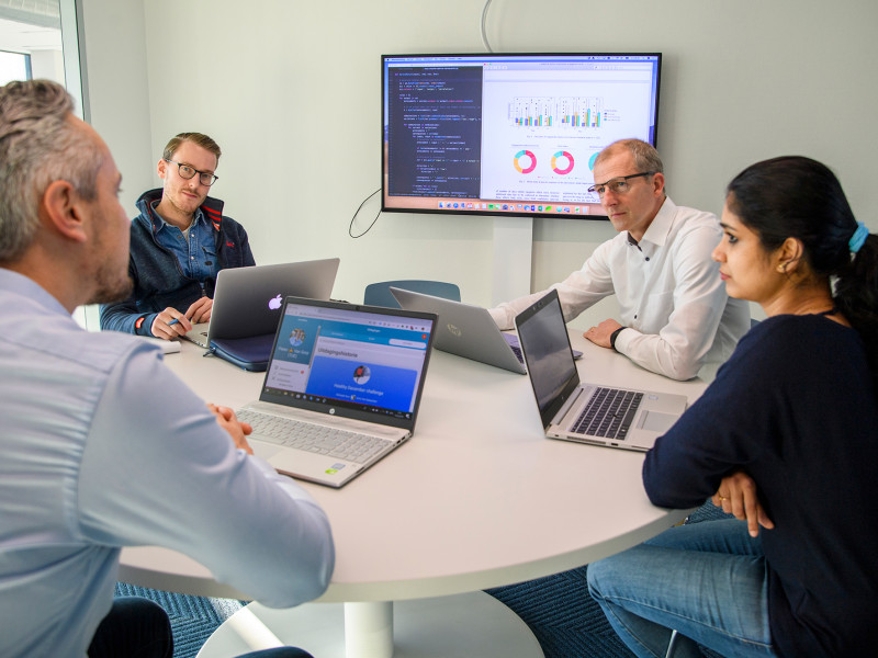 volwassenen in overleg met laptops op de TU Eindhoven