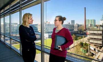 Twee medewerkers in gesprek op de TU Eindhoven