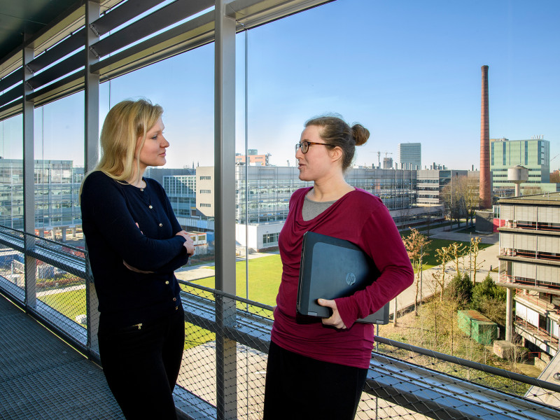 Twee medewerkers in gesprek op de TU Eindhoven