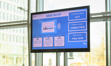 Informatiescherm in open ruimte met wifi toegangscodes