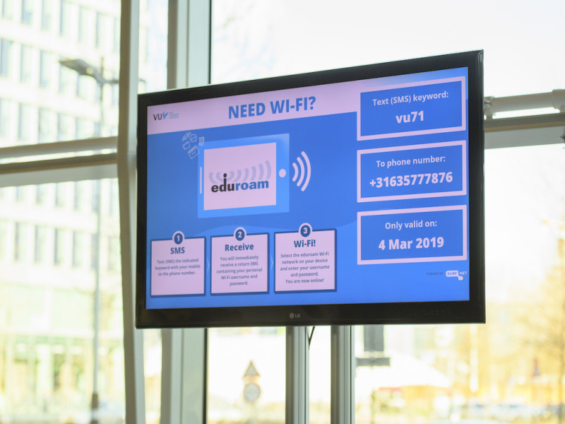 Informatiescherm in open ruimte met wifi toegangscodes