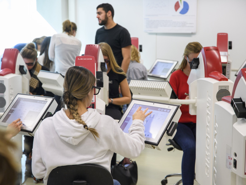 Onderzoekers bij VUmc aan het werk in lokaal met ict