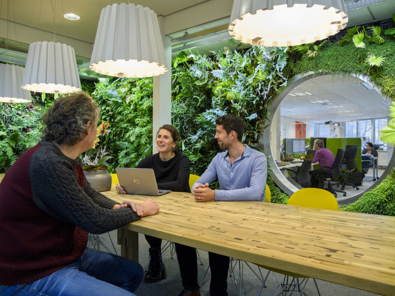 Volwassenen in gesprek in een creatieve ruimte