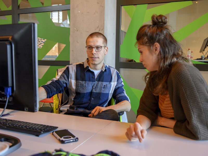 Man met vrouw achter computer
