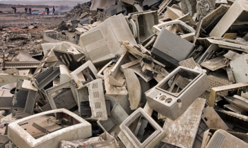 computers liggen op een grote berg met afval