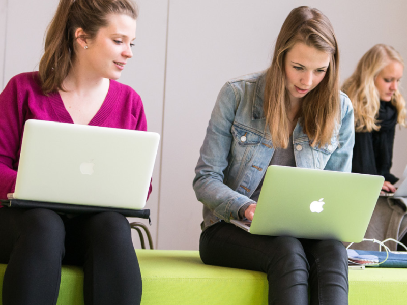 studenten achter macbook