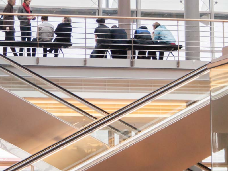 studenten en docenten zitten op een bankje