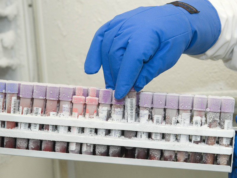 Reageerbuisjes in vriezer van biobank