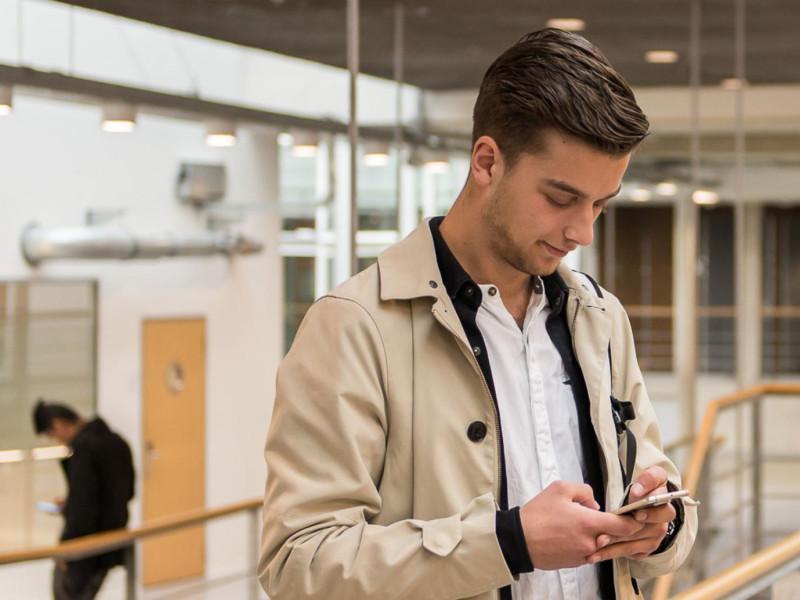 Student met telefoon