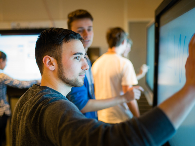 Student bij interactief bord