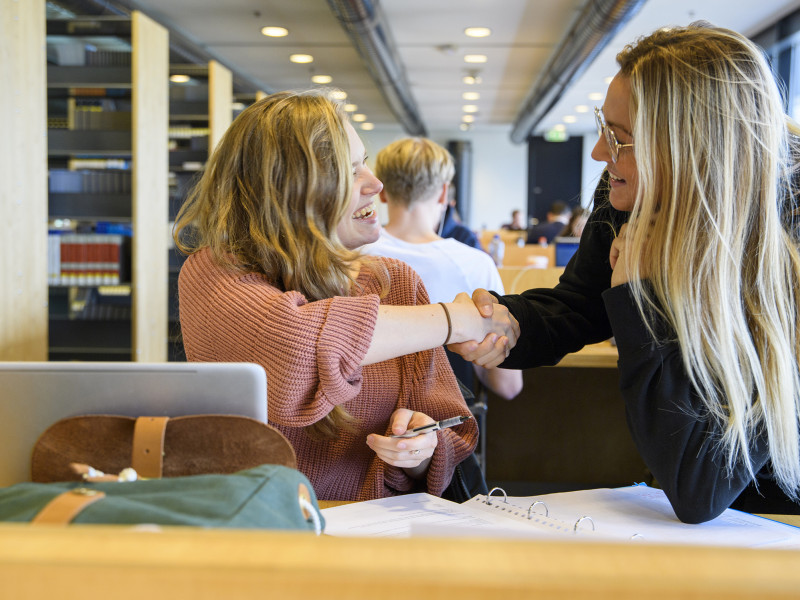 studenten schudden elkaar de hand