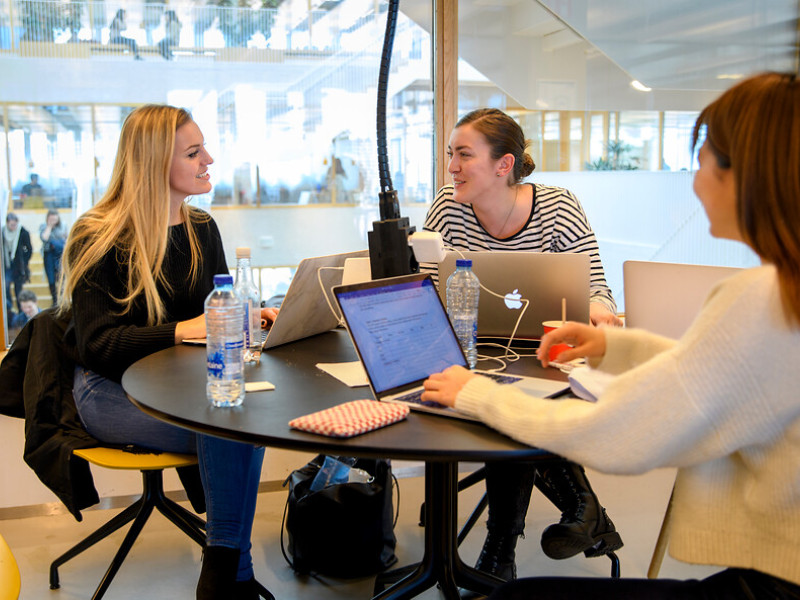 Studenten met laptop aan tafel