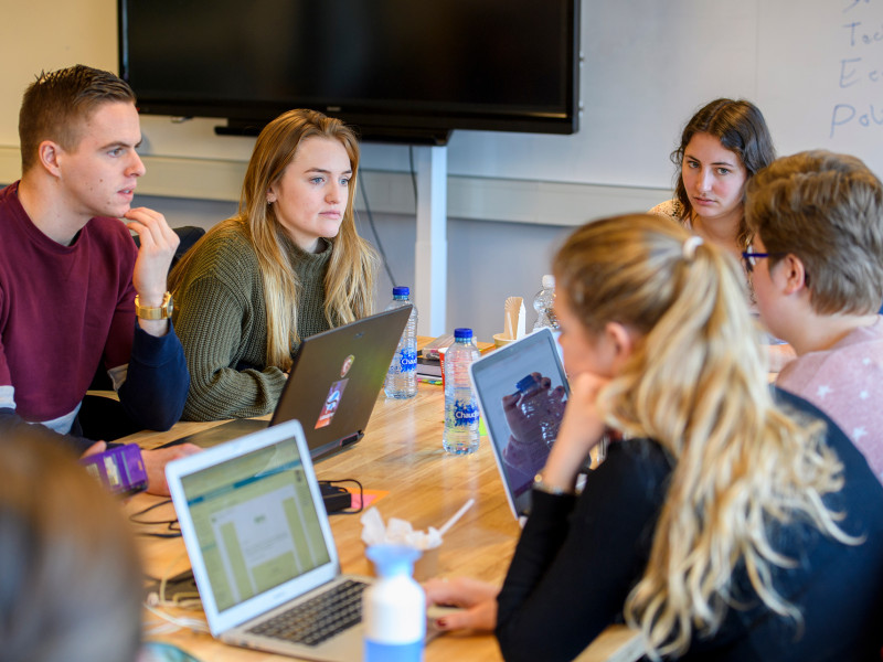 studenten zitten in een werkcollege met docent