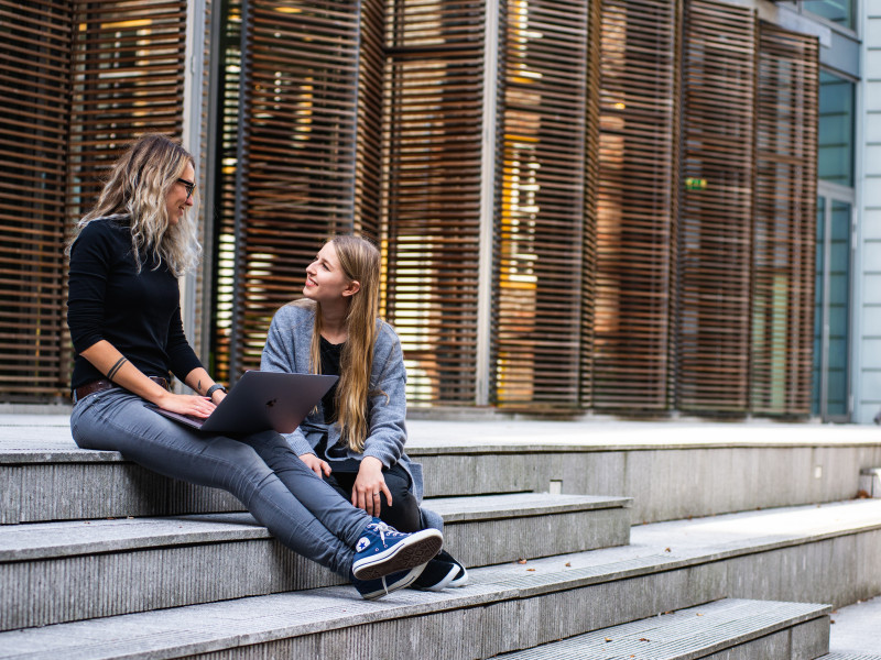 2 studenten praten op trap