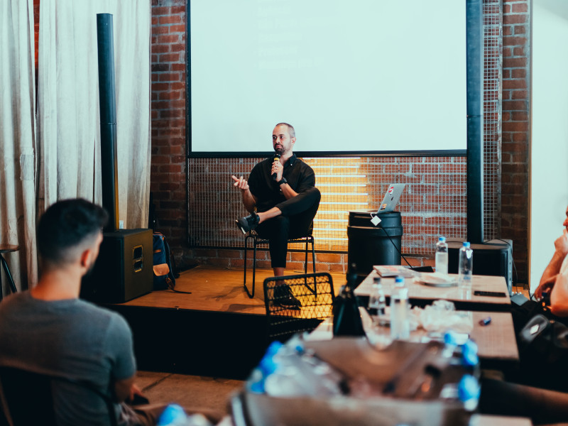 Man met microfoon seminar