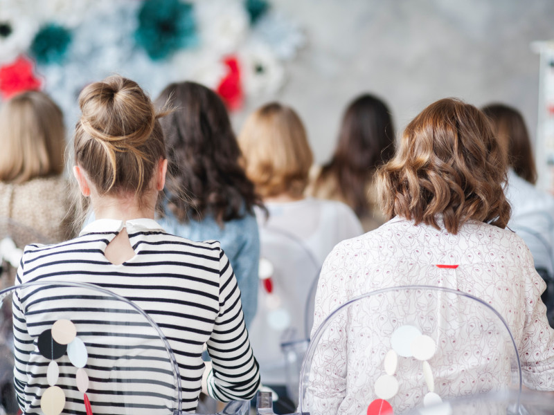 Achteraanzijde van studenten in wit