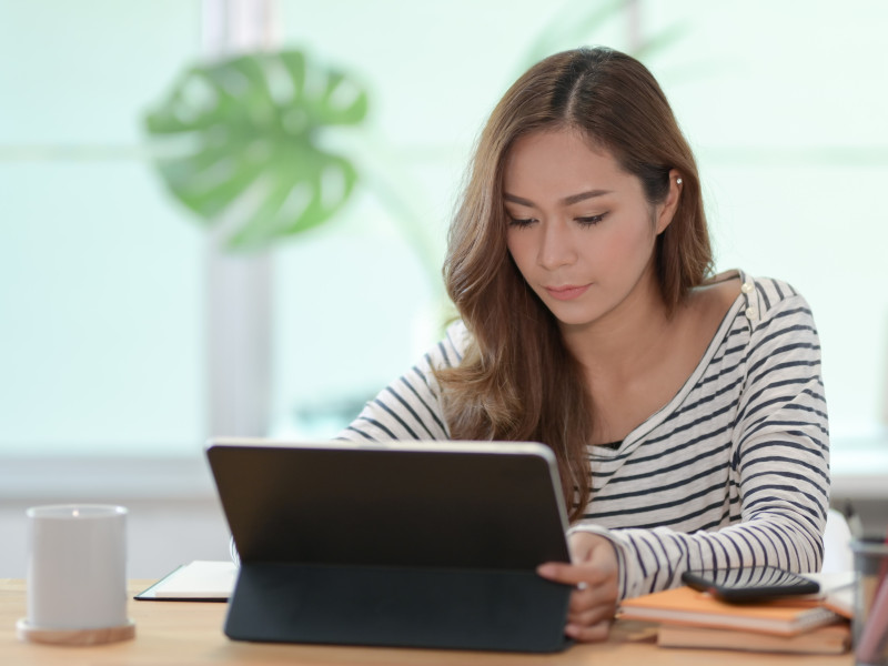Vrouw met streepjes werkt aan laptop