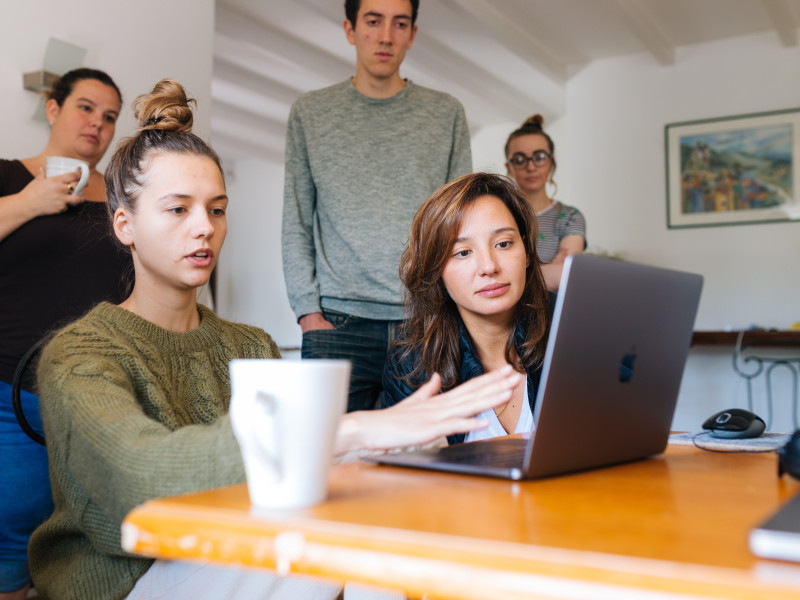 Groep mensen voor laptop