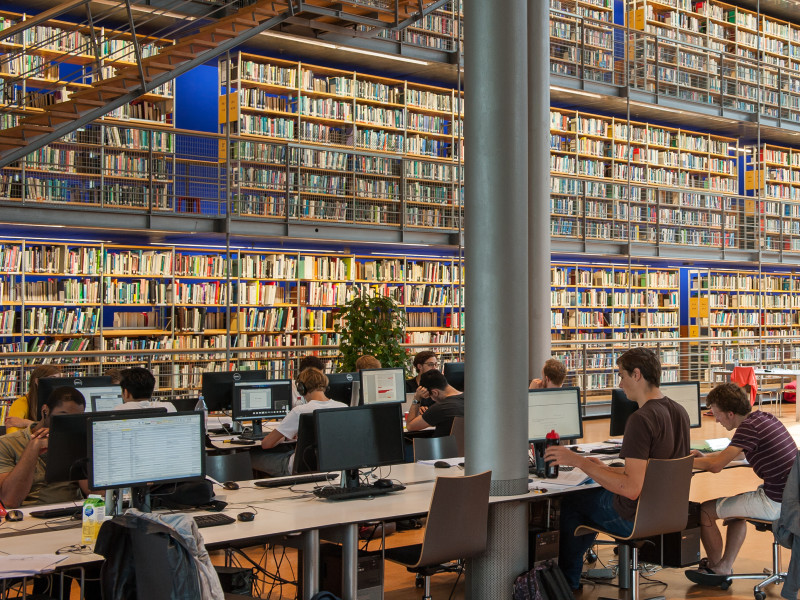 studenten in de bibliotheek