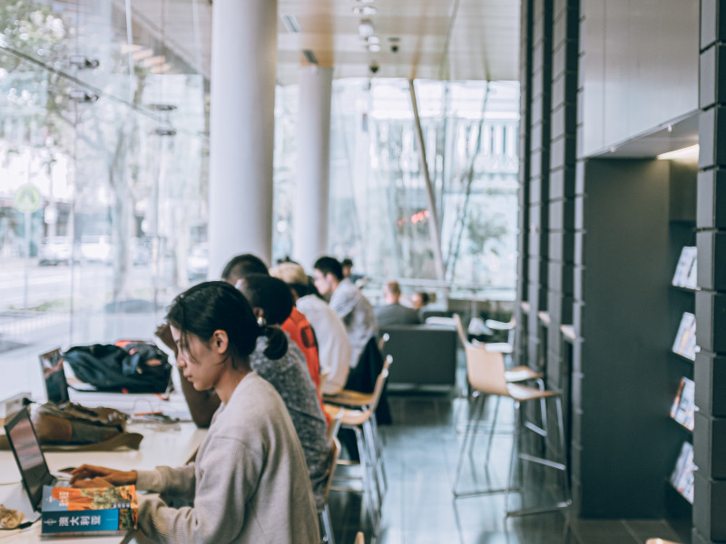 Hard werkende studenten in bibliotheek