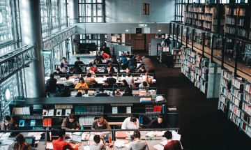 Studenten werken in bibliotheek