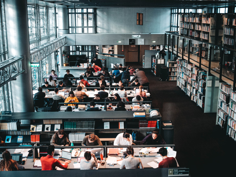 Studenten werken in bibliotheek