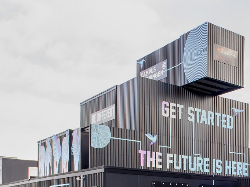 Gebouw in Groningen waarop staat Get started the future is here