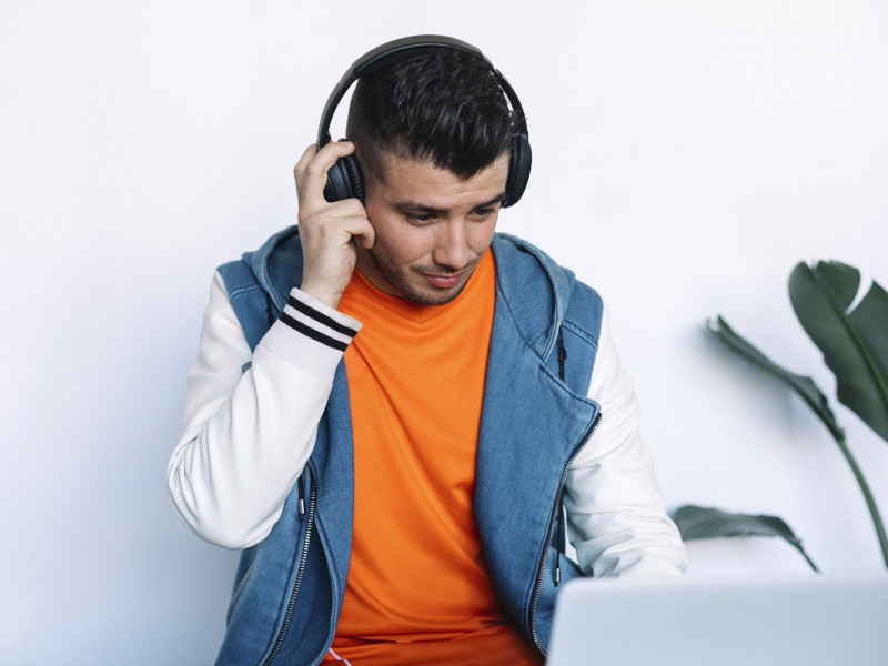 Student achter laptop