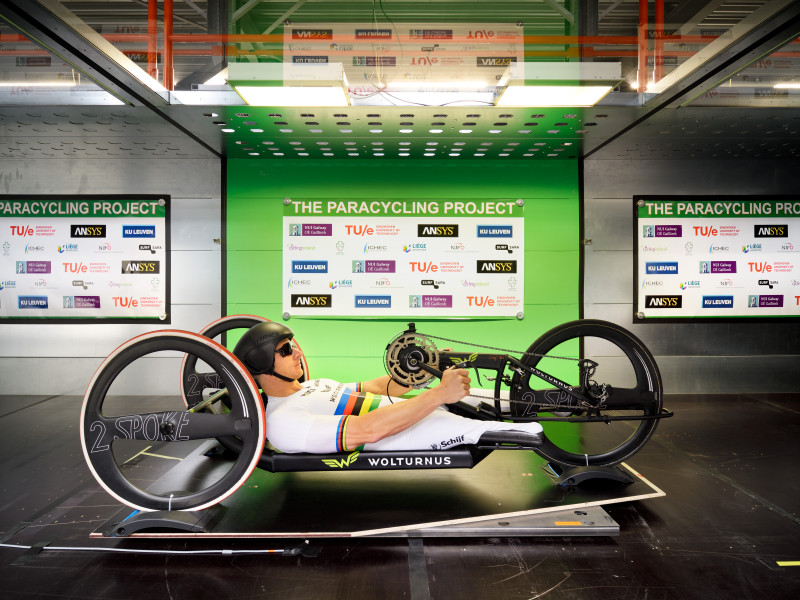 Paralympisch en meervoudig Europees en wereldkampioen Jetze Plat geeft  een demonstratie in de windtunnel van de TU Eindhoven