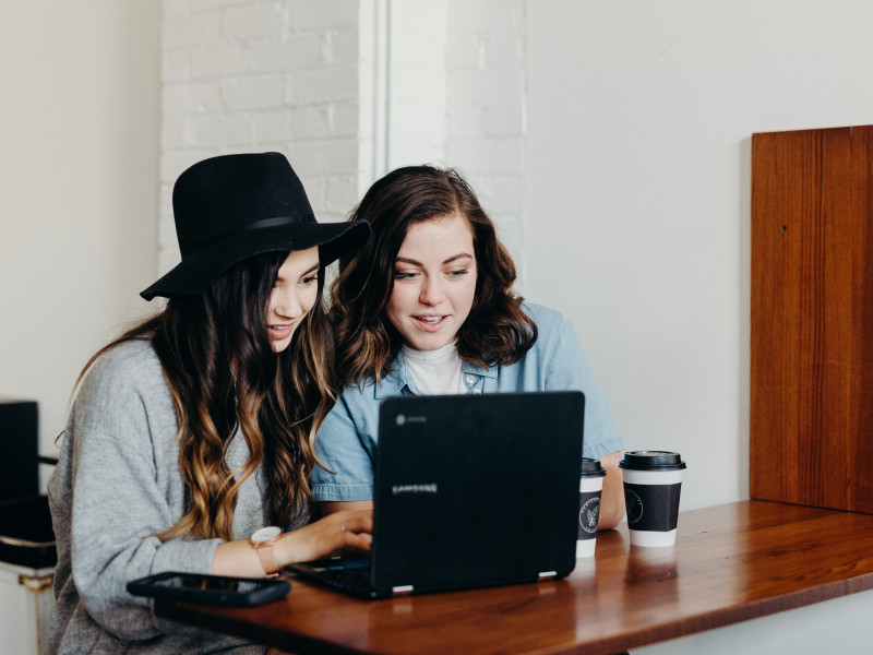 Studenten achter laptop