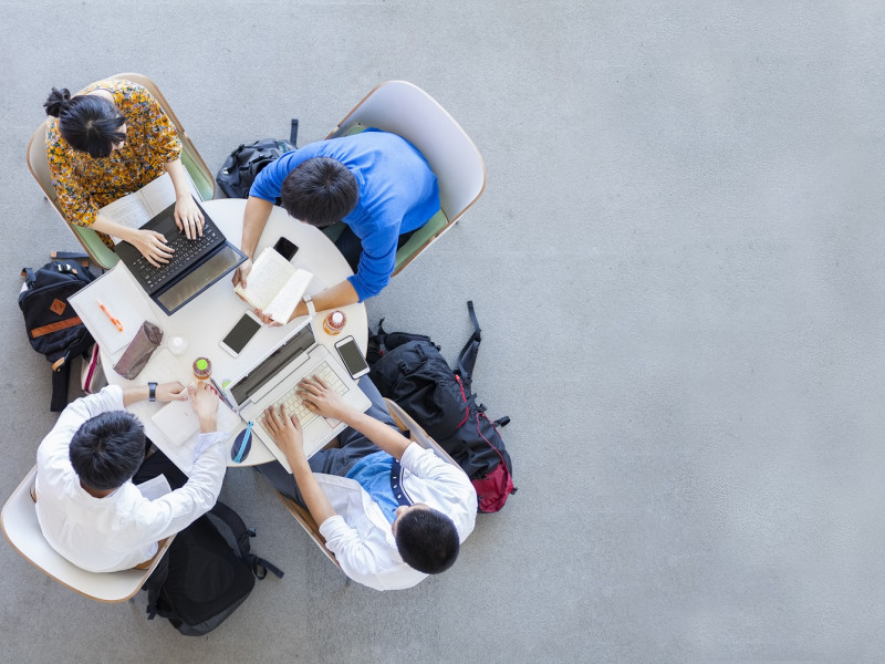 Studerende studenten aan een ronde tafel