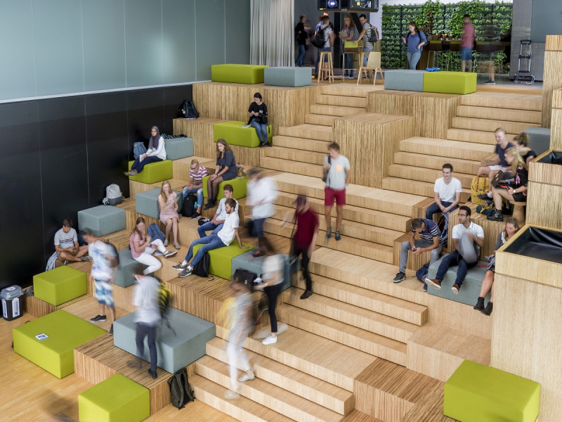 Collegezaal met studenten
