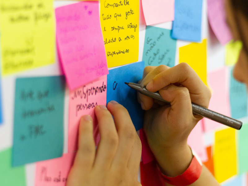 Vrouw schrijft op een post-it