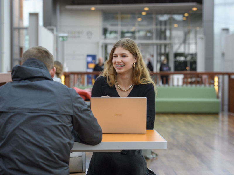 studenten werken achter laptop