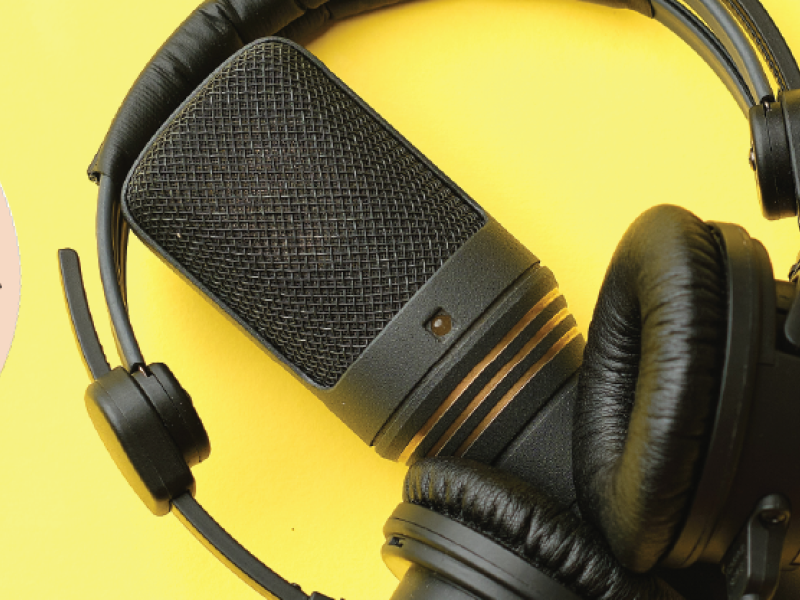microfoon met koptelefoon en logo van podcast SURF Short