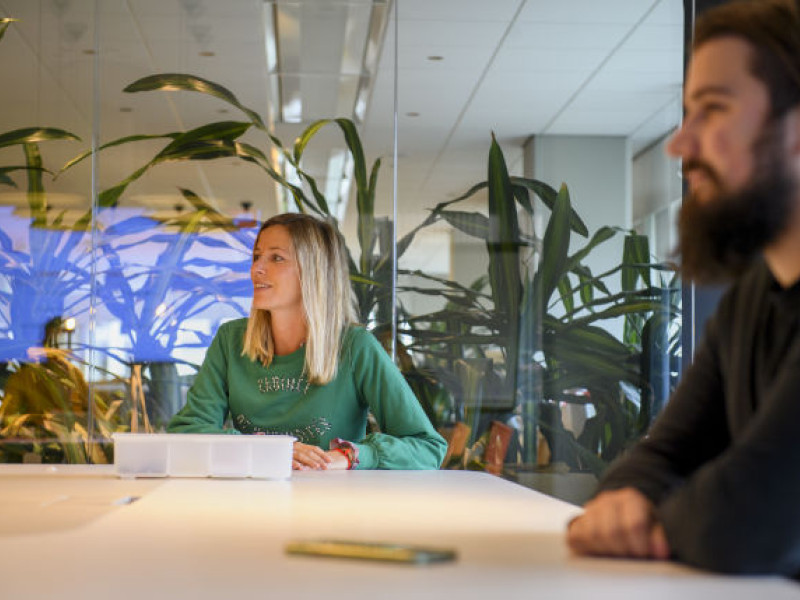 Twee collega's in een vergaderkamer