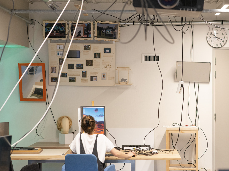 Student van Nimeto achter computer met veel kabels om haar heen