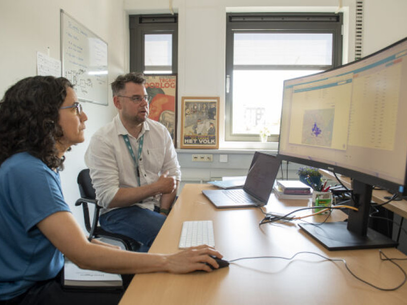 Samenwerken achter een computer