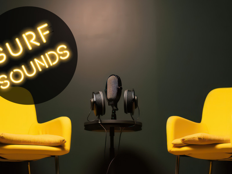twee stoelen met een microfoon en SURF Sounds logo
